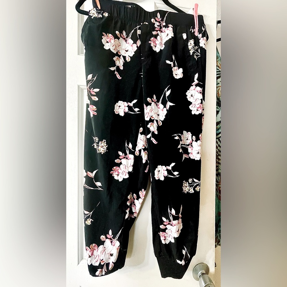 Chic floral joggers (NY&CO)